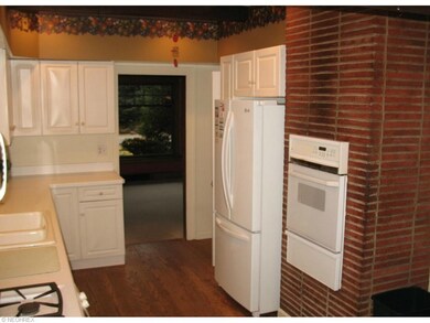 second oven in wall is gas.