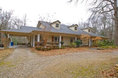 Nice covered front porch!