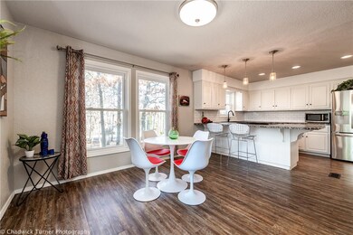 Eat-in kitchen with open concept to kitchen