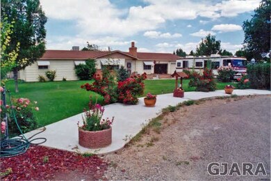 Older picture of the beautiful and spacious front 