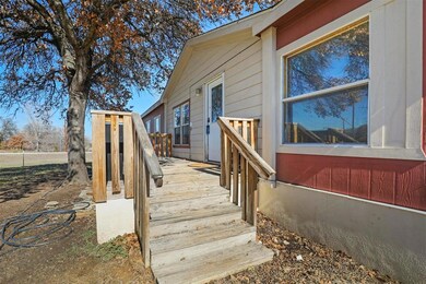 402 Briar Oaks Ln, Azle, TX 76020 - photo 6