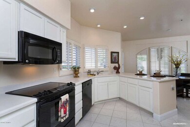 Kitchen n Breakfast Rm