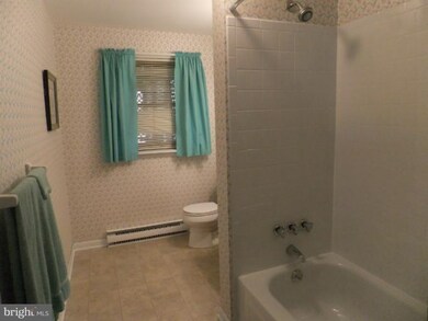 2004 Maplewood Dr, Hagerstown, MD 21740 - photo 3