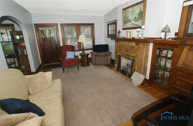 Spacious Living rm w/beautiful woodwork!