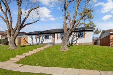 View of front facade with a front yard