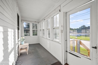 8 Mohegan St, Pittsfield, MA 01201 - photo 3