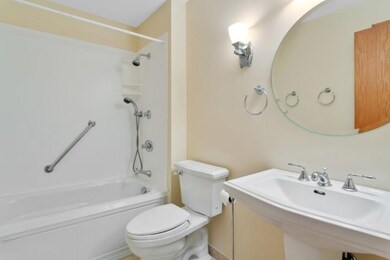 07_300OselkaDr_Unit364_13_PrimaryBathroo