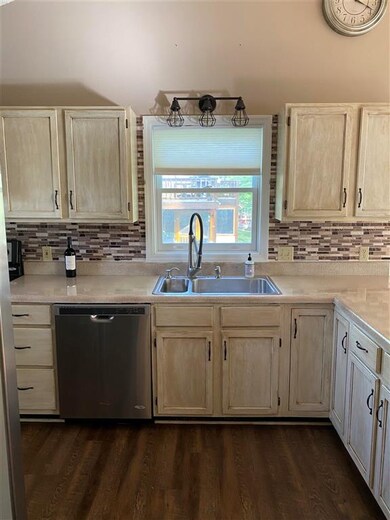 1045 Carriage Dr, Harrisonburg, VA 22801 - photo 2