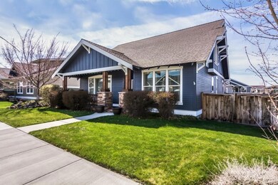 889 NW 13th St, Redmond, OR 97756 - photo 2