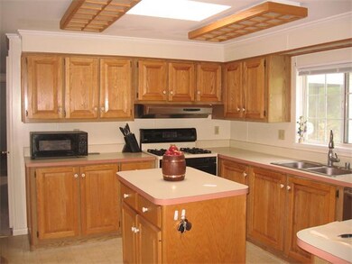 17 Hemlock St, Rockland, MA 02370 - photo 2