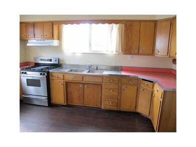 Kitchen. Spacious eat-in kitchen with gas stove, d
