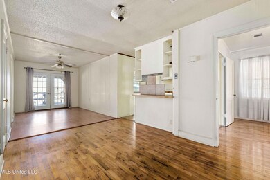 Sitting/living room 2