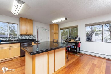 Roomy Island w/ Breakfast Bar