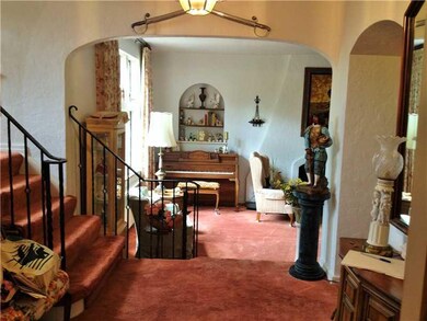 Entry/Foyer.