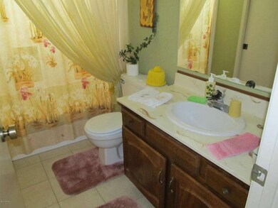 Bright, Cheerful 2nd Bathroom.