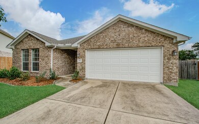 1023 Hamilton St, Alvin, TX 77511 - photo 4