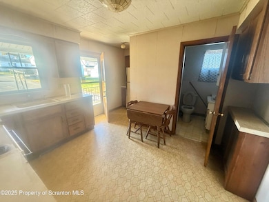 662 Simpson St, Throop, PA 18512 - photo 4