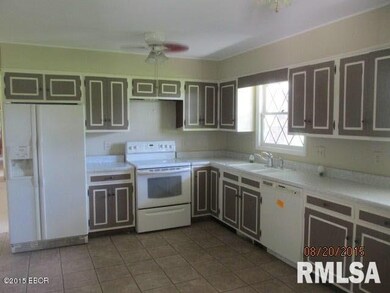 301 Saint Marys Dr, Harrisburg, IL 62946 - photo 3