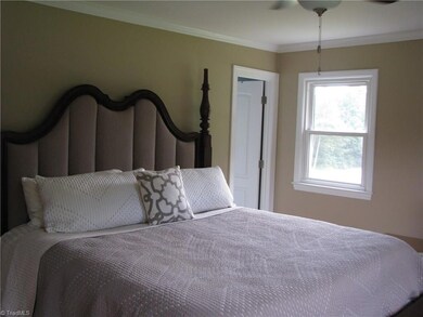 5515 Grove Forrest Dr, High Point, NC 27263 - photo 4