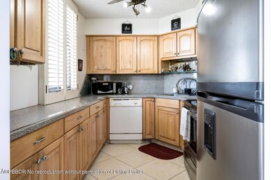 136 Lakeshore Dr Apt 1010-large-007-027-