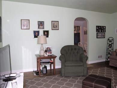 1652_8_LivingRm