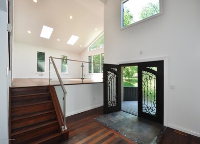 5BarristerMiddletownFoyer