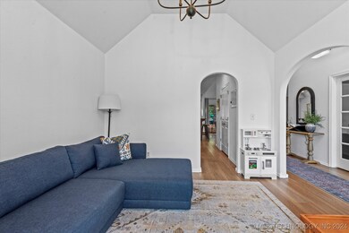 Adorable archways add charm to this cutie!