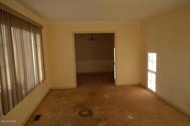 1324MaplewoodDrLivingRm2