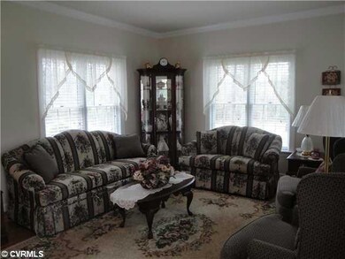 Living Room - Formal Living Room - Hardwood Floors