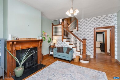 501 W Johnson St, Staunton, VA 24401 - photo 4