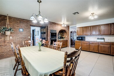Large Kitchen with Double Ovens, Electric Cook-top