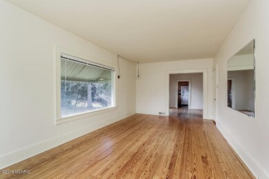 004-Living_Room-1359455-mls