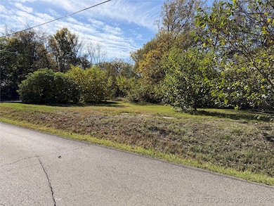 303 N Smith Ave, Wagoner, OK 74467 - photo 3