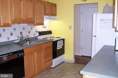 14218 Chadwick Ln, Rockville, MD 20853 - photo 6