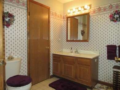 1004 Cambridge Manor Dr, Schenectady, NY 12302 - photo 4