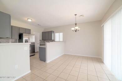 004-photo-dining-room-11430456