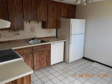 271 Humphrey St unit 3, Lowell, MA 01850 - photo 2