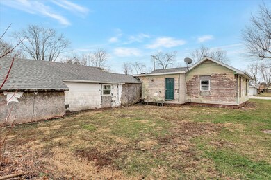 812 E Overton St, Tuscola, IL 61953 - photo 5