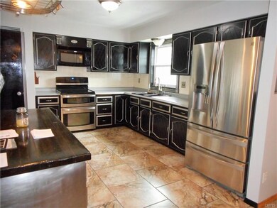 Full Kitchen, no dishwasher
