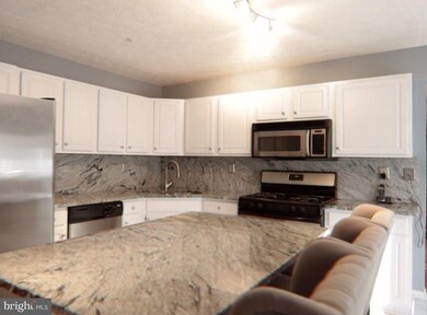 10108 Summershade Ln, Springdale, MD 20774 - photo 7