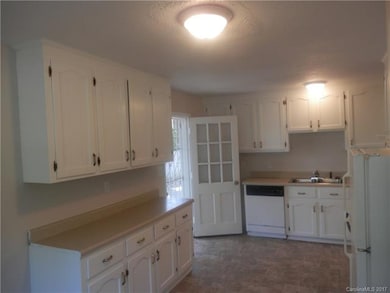 Kitchen w/ Lots of Counter Space