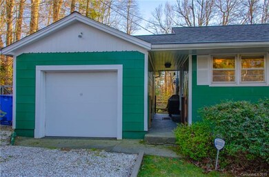 Single car garage w/automatic door - covered breez