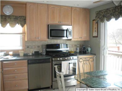 314 Chesterton Ave, Staten Island, NY 10306 - photo 6