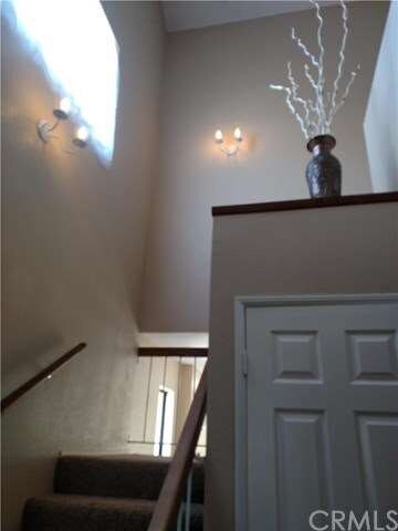 Light & Bright entry hall with high ceilings, new 