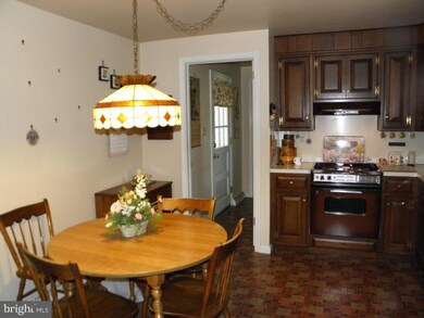 338 E Cedar St, New Holland, PA 17557 - photo 6