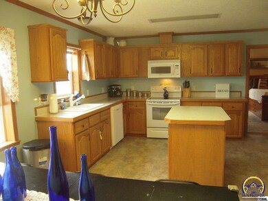 201 SE 44th Pkwy, Topeka, KS 66609 - photo 5