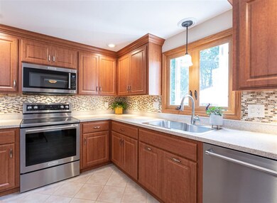 27 Wedgewood Dr, Londonderry, NH 03053 - photo 2