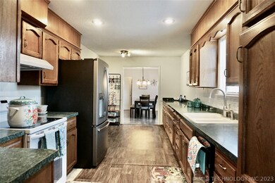 Large Kitchen, Refrigerator stays,