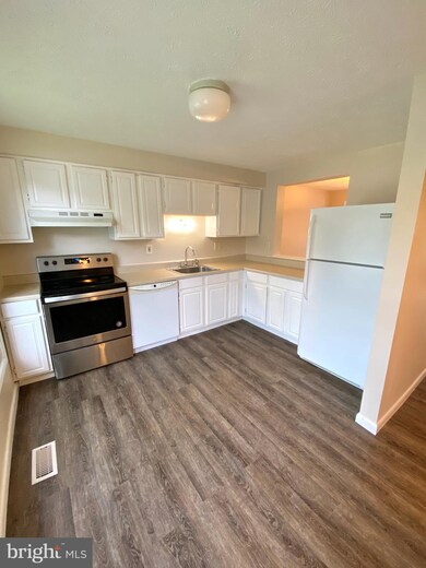 12500 Willow Spring Cir, Germantown, MD 20874 - photo 2