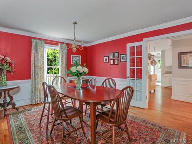Large formal dining room, Wainscotting, Picture Mo